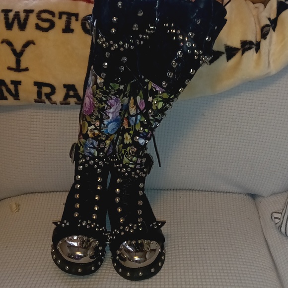 Boots - Picture 1 of 7